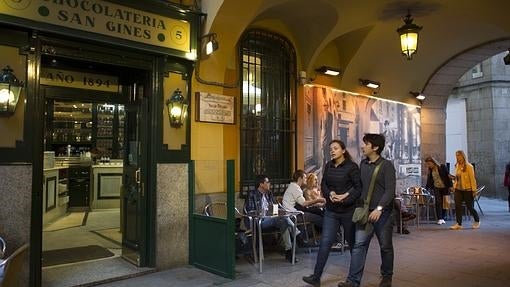 La inconfundible entrada a la chocolatería San Ginés