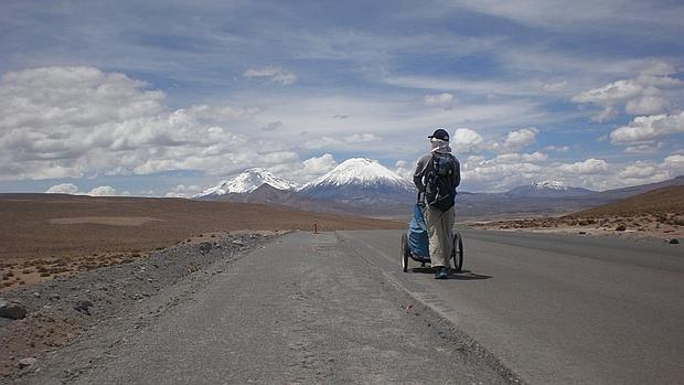 Nacho Dean, con la cordillera de Los Andres al fondo