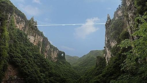 Puente de cristal en el paisaje de Avatar, China