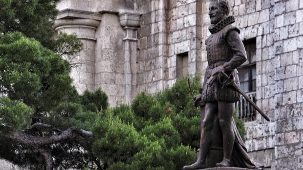Estatuta de Cervantes en la plaza de la Universidad