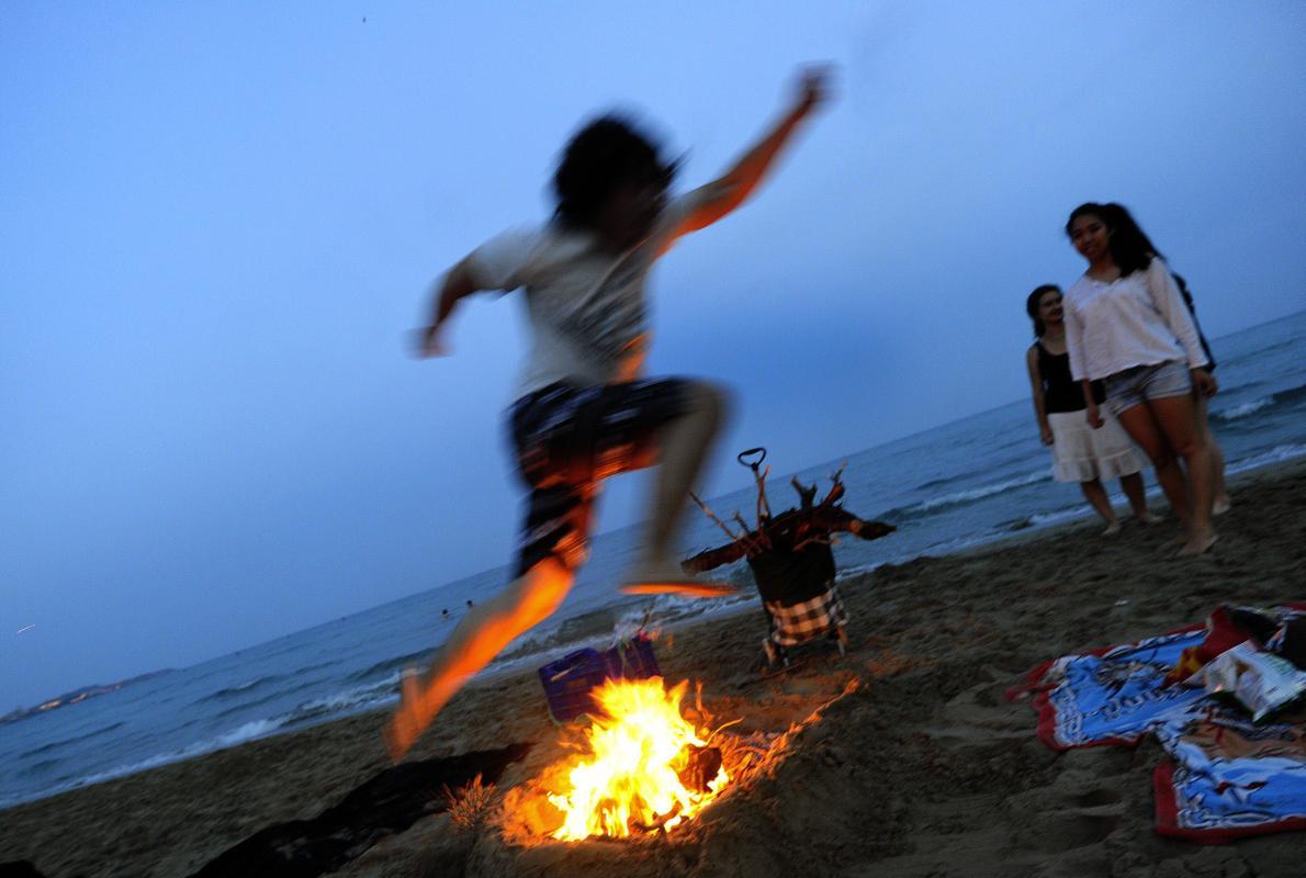 Celebración de la noche de San Juan en una playa de Alicante