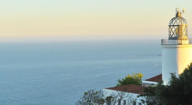 Seis faros donde dormir con el sonido del mar