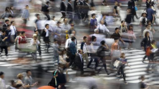 Los peatones cruzan un paso de cebra en Tokio (Japón)