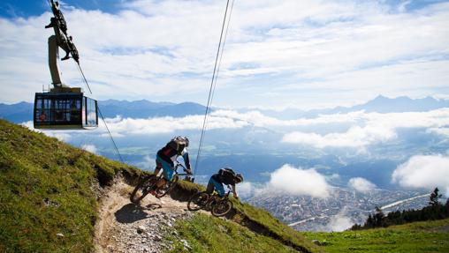 Dos ciclistas en pleno descenso por la Nordkette