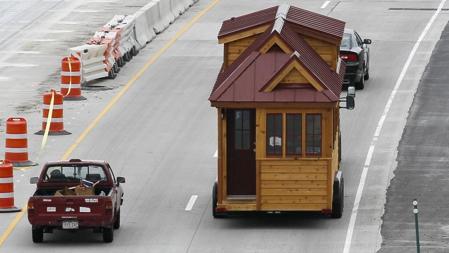 Una mini-casa en una autopista de Colorado, Estados Unidos