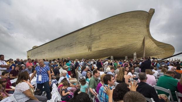 Cientos de personas se reunieron en el exterior del Arca de Noé, durante la inauguración