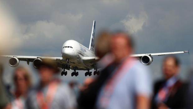 Un Airbus A380 entre la multitud del salón aeronático de Farnborough, celebrado en Inglatera