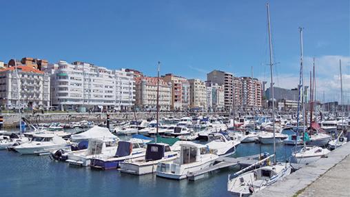 Puerto deportivo de Puertochico, con Castelar al fondo