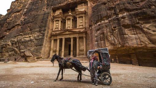 Vista de la fachada de Al-Khazneh (el Tesoro de Petra)