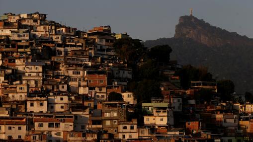 A lo lejos, el Cristo Redentor; en primer plano, Morro da Coroa