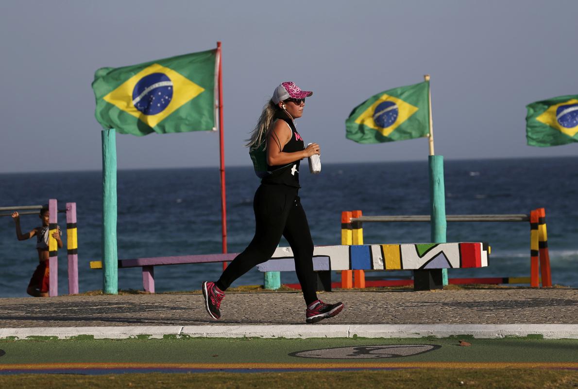 Una mujer practica deporte en la playa de Barra da Tijuca