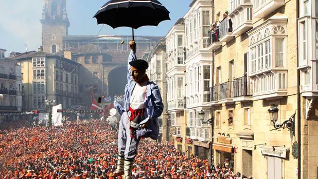 Miles de personas asisten a la tradicional bajada de Celedón desde la torre de San Miguel para anunciar el comienzo de las fiestas de Vitoria
