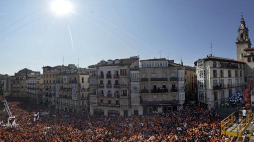 Miles de personas en la plaza de la Virgen Blanca de Vitoria momentos antes del chupinazo con el que se inicia la semana grande de la capital vasca