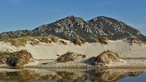 Laguna as Xarfas a los pies del monte Louro