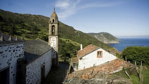 Iglesia de San Andrés con océano al fondo