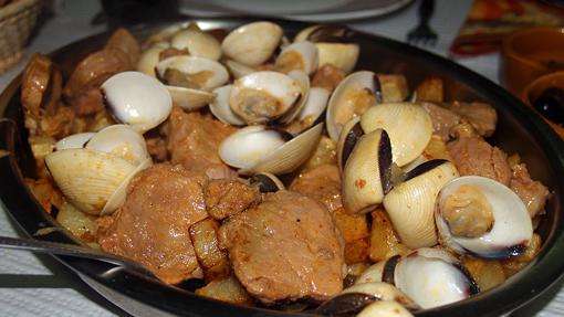 Pollo con almejas, «porco à alentejana»