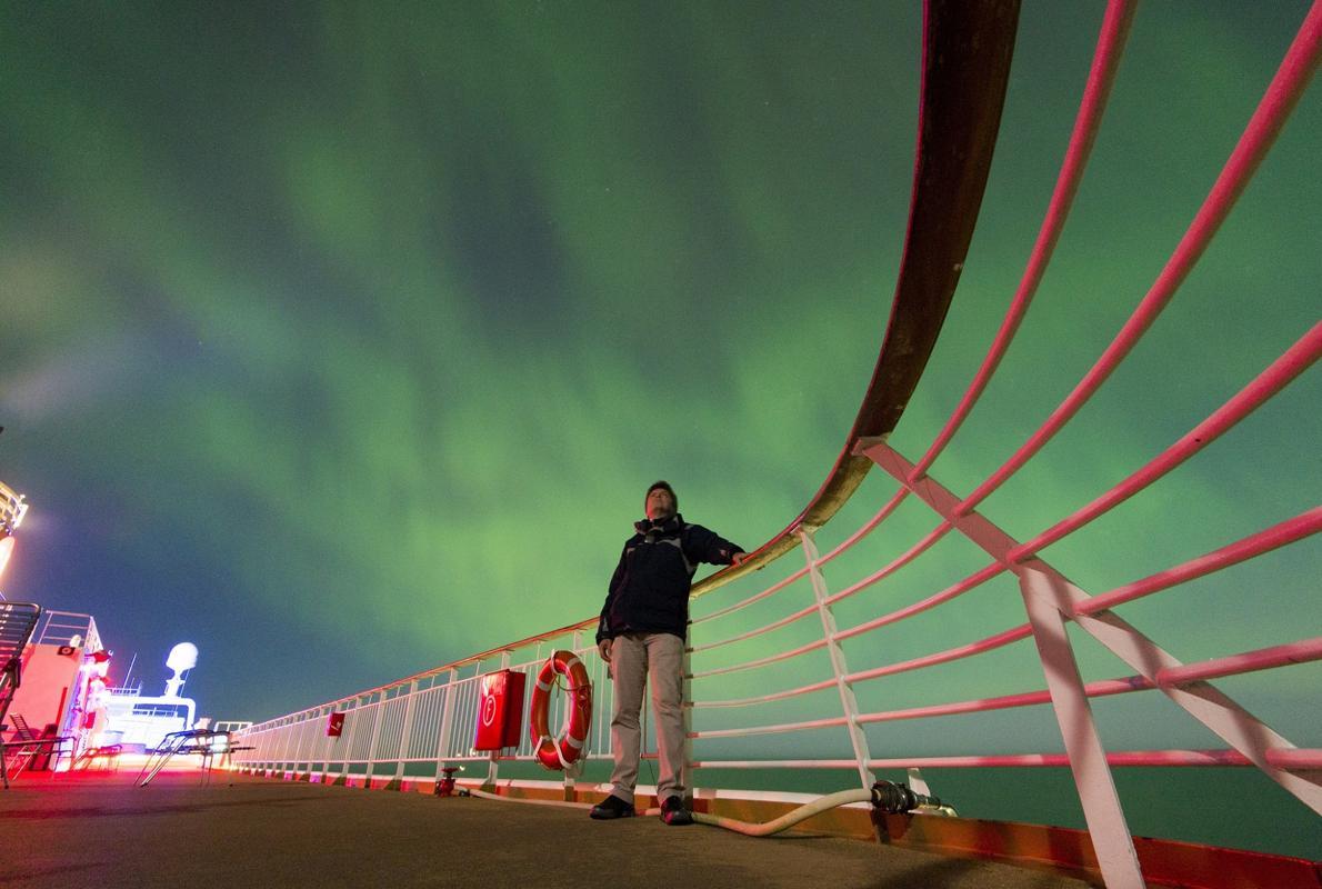 El espectáculo de las auroras boreales desde un barco de la compañía Hurtigruten