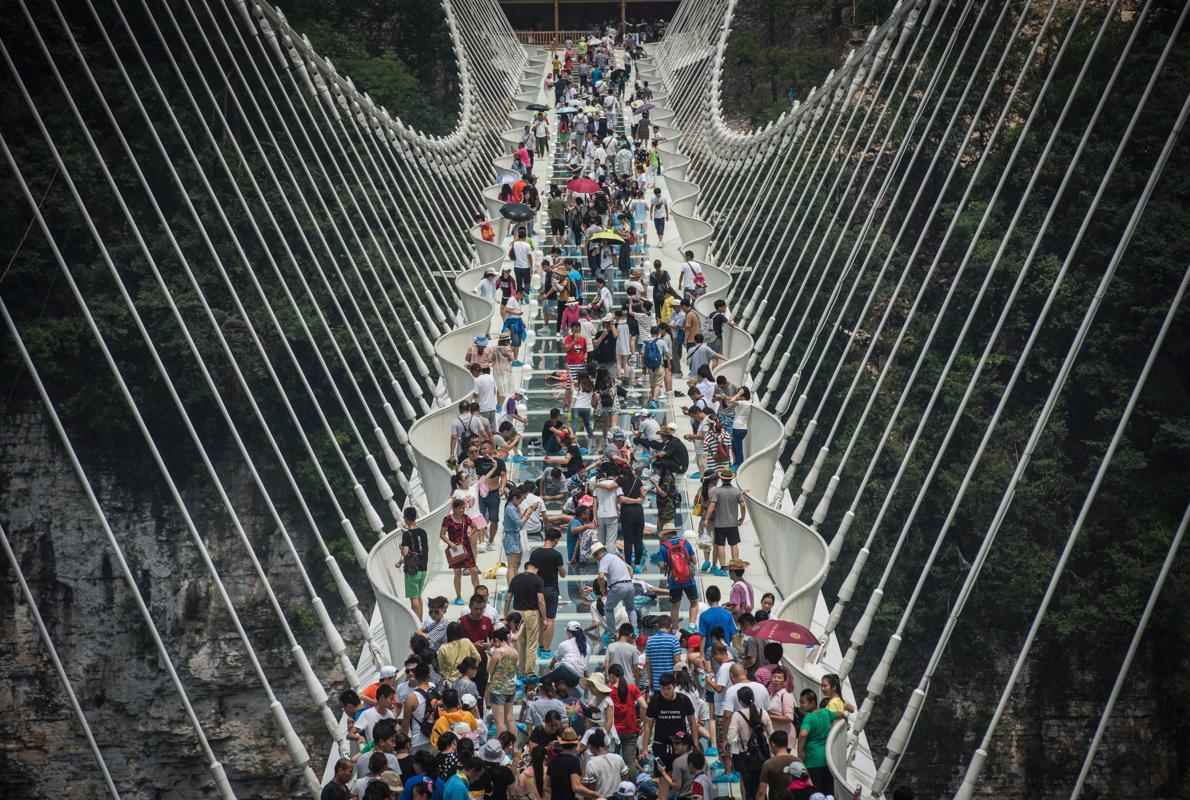 El puente de cristal de Zhangjiajie, abarrotado de turistas