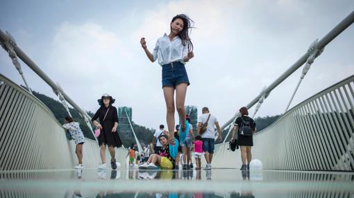 Visitantes del puente de Zhangjiajie, antes del cierre