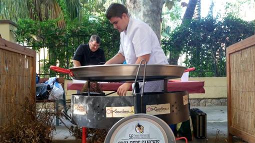 Momento en que los Sanchis preparan la paella ganadora