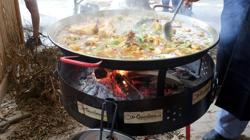 La paella ganadora, sobre las brasas