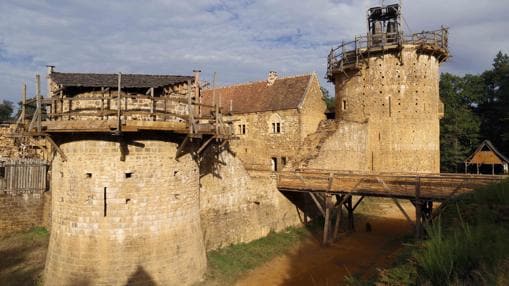 El asombroso castillo del siglo XXI que se construye con técnicas del siglo XIII