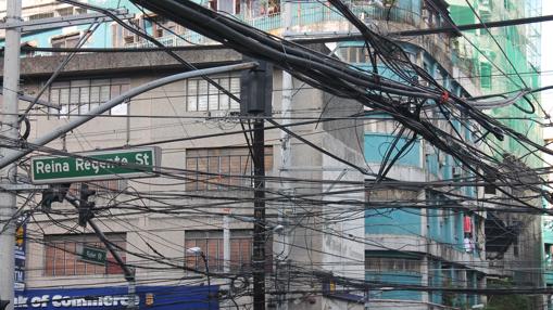 Entre los innimerables cables de suministro que cruzan las calles de Filipinas, se puede leer el nombre de esta calle, de la época colonial española