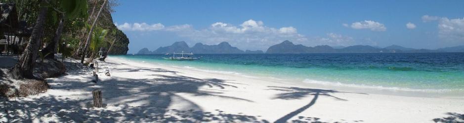 Filipinas es un excelente destino para descansar en una playa de arena blanca con exóticas palmeras y agua en distintos tonos de azul. En la imagen, Entalula Island Beach Area, en El Nido