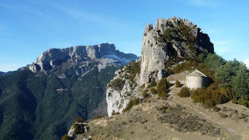 La pequeña ermita y el Puntón de las Brujas