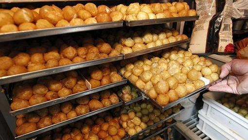 Bandejas de buñuelos en El Riojano