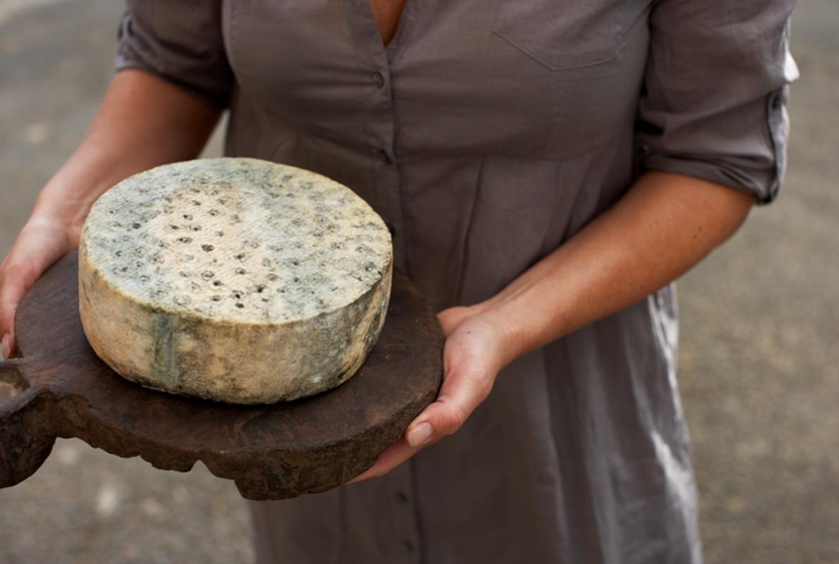 El noruego Gunnar Waager, a la izquierda, posa junto a un miembro del jurado internacional tras recibir el galardón al mejor queso del mundo en los World Cheese Award, por su «Kraftkar71»