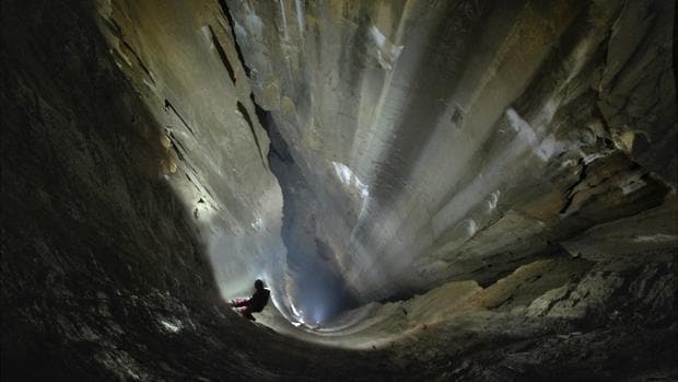 Fotografía facilitada por CCES-ÁBRIGU de la cueva que un grupo de espeleólogos cántabros ha descubierto y explorado que, según aseguran, es el mayor pozo vertical de España
