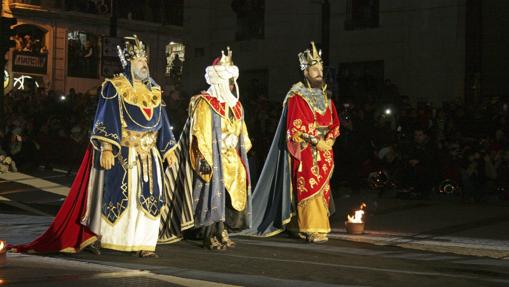 Los Reyes Magos, Melchor, Gaspar y Baltasar, tras descender de sus cabalgaduras al llegar a la Plaza de España de Alcoy para adorar al Niño Jesús