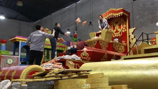 Preparativos de la cabalgata de Reyes de Sevilla, en 2017