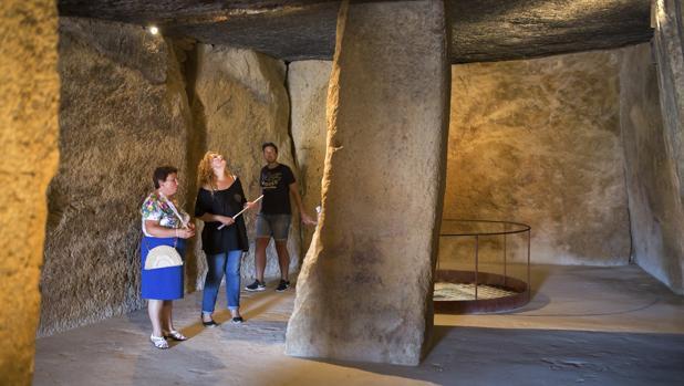 Unos visitantes en el conjunto arqueológico de Los dólmenes de Antequera en Málaga