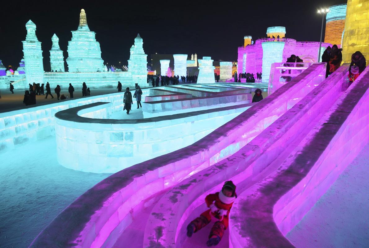 Luces de colores iluminan las esculturas de hielo expuestas en la trigésimo tercera edición del Festival Internacional de Hielo y Nieve de Harbin (China)