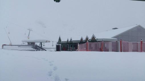 Foto de Valdezcaray de estos días, colgada en Facebook con este pie: «Este viernes abre Valdezcaray para la práctica de esquí! Han caído (por ahora) unos 50 cm y se ha fabricado 50.000 m3 cúbicos de nieve.»