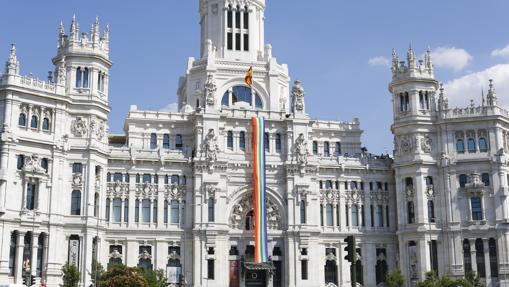 Despliegue de la bandera por el Día del Orgullo Gay en el Ayuntamiento