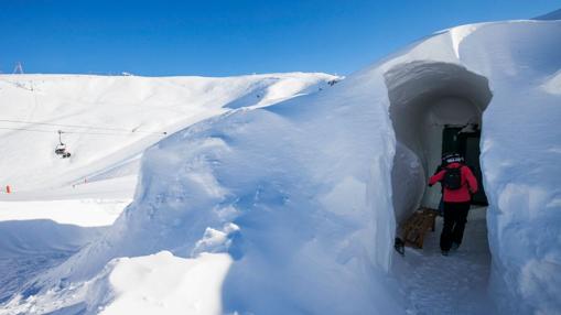 Acceso al renovado hotel-iglú de Grandvalira