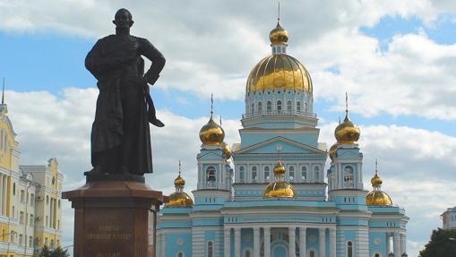 Catedral, junto a un monumento al Almirante Ushakov