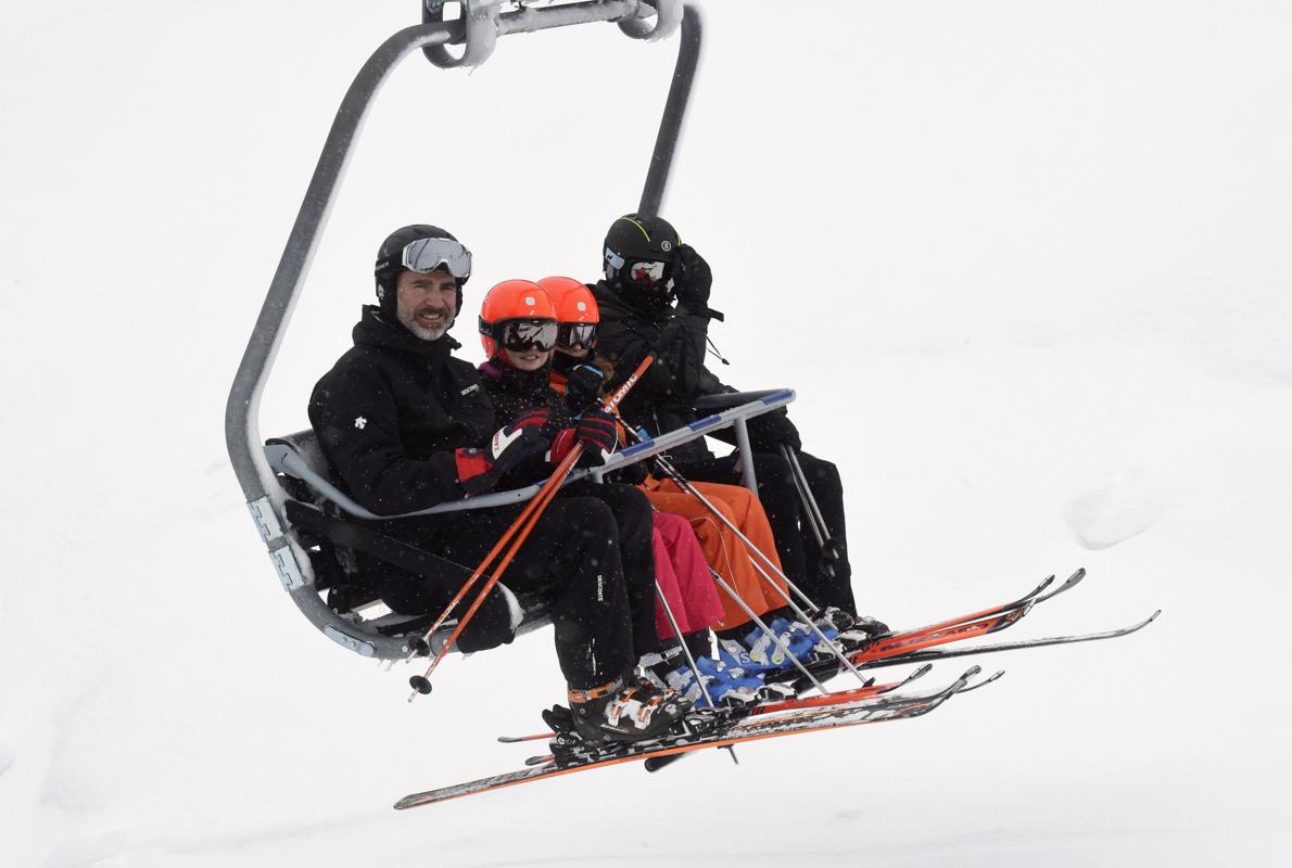 Los Reyes Felipe y Letizia, junto a sus hijas, la Princesa Leonor y la Infanta Sofía, durante la jornada de esquí que han disfrutado en la estación invernal de Astún, en el Pirineo de Huesca