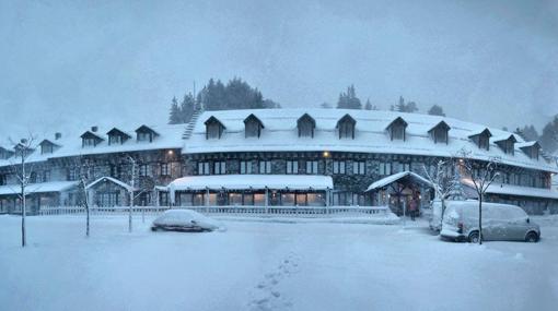 El hotel Hospital de Benasque, cubierto por la nieve