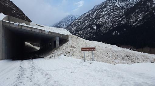 Carretera A-139, cerca del hotel de la estación de Los Llanos del Hospital