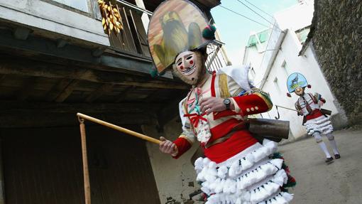 «Peliqueiros», durante el carnaval de Verín