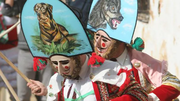 Personas vestidas con el traje tradicional de «Peliqueiros», en Laza