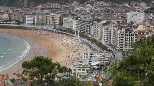 Vista panorámica de San Sebastián y de la playa de La Concha