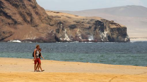 Dos turistas caminan por la playa denominada «Lagunillas» dentro de la Reserva de Paracas, a 260 kilómetros al sur de Lima (Perú)