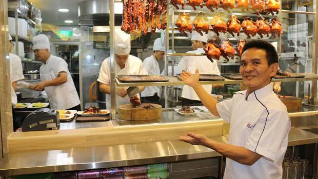 Chan Hong Meng, en Hawker Chan, su nuevo restaurante abierto en Singapur