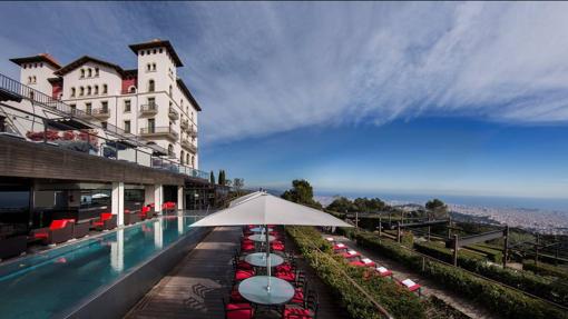 La piscina, con fabulosas vistas sobre la ciudad, es una de las estrellas del hotel