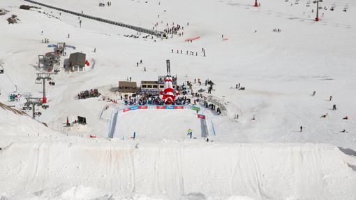 Días de entrenamiento en las pistas de cometición de freestyle y snowboard, en Sierra Nevada